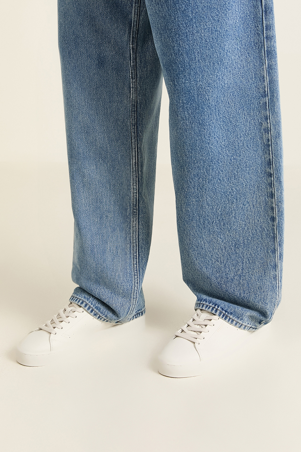 תמונת כל הלוק של נעלי סניקרס קורט